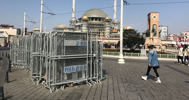 1 Mayıs öncesi Taksim'e polis bariyerleri getirildi