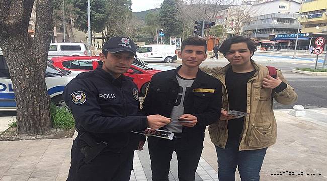 Polisler-Dolandırıcılara-Karşı-Uyarıyor 