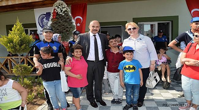 Adana İl Emniyet Müdürü Zafer Aktaş ile eşi Meryem Aktaş hanımefendi 16 Mayıs 2019 günü Engelsiz Yaşam ve Farkındalık Derneğini ziyaret etti. 