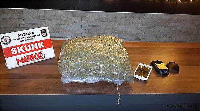 Antalya Havalimanını Kullanarak Uyuşturucu Madde Ticareti Yapan Şahıslara Yönelik Operasyon Yapıldı 