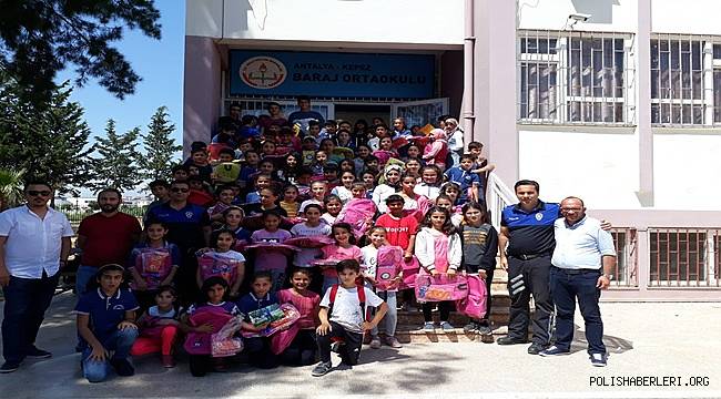 Antalya Polisi Kepez ilçesinde İki Okulda Öğrencilere Seminer Verdi 