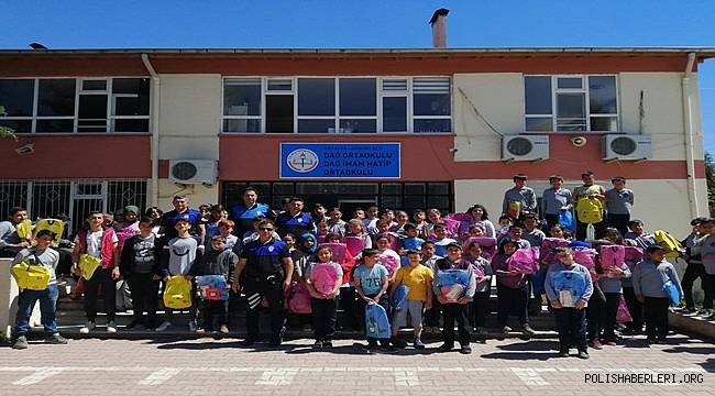 Antalya Polisi Öğrenci ve Öğretmenlere Yönelik Verdiği Seminerlerle Suç Konularında Bilgilendirmeler Yaptı 