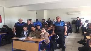 Antalya Polisi Öğrenci ve Öğretmenlere Yönelik Verdiği Seminerlerle Suç Konularında Bilgilendirmeler Yaptı 