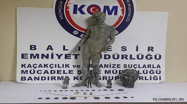 BALIKESİR'DE BİR EVDE ÇOK SAYIDA TARİHİ ESER ELE GEÇİRİLDİ. 