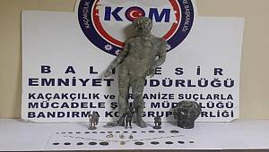 BALIKESİR'DE BİR EVDE ÇOK SAYIDA TARİHİ ESER ELE GEÇİRİLDİ.