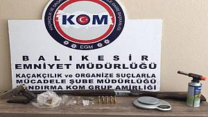 BALIKESİR'DE UYUŞTURUCU  TACİRLERİ  POLİS  EKİPLERİNİN OPERASYONU İLE YAKALANDI.