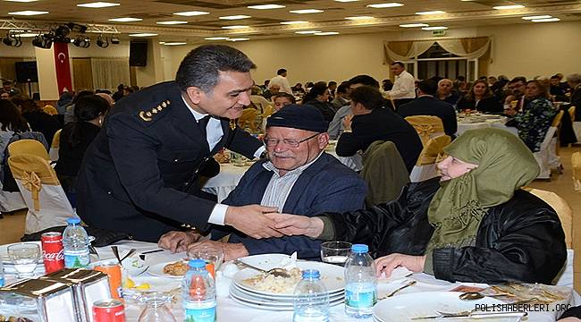 Balıkesir İl Emniyet Müdürlüğü tarafından Polisevinde her yıl geleneksel olarak gerçekleştirilen iftar yemeğinde şehit aileleri ve gazilerle bir araya geldi. 