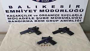 BANDIRMA'DA SİLAH KAÇAKCILIĞI,KARGO PAKETİNDEN 3 ADET SİLAH ÇIKTI.