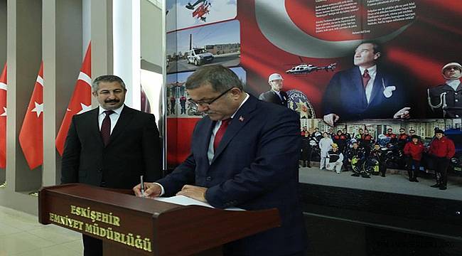 Emniyet Genel Müdürümüz Sayın Celal Uzunkaya Eskişehir Emniyet Müdürlüğüne ziyarette bulundu. 