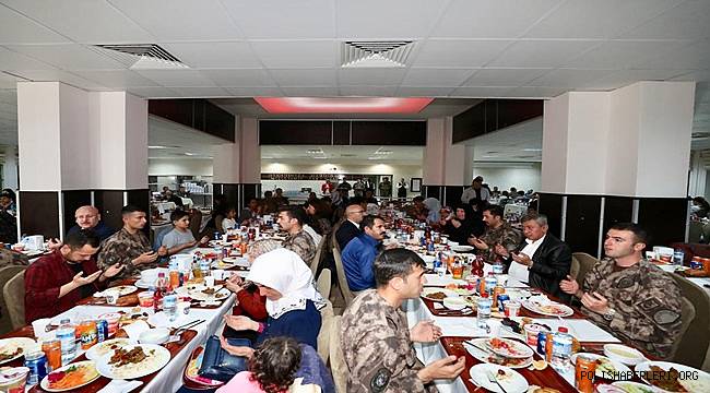 Emniyet Genel Müdürümüz Sayın Celal Uzunkaya’nın katılımlarıyla bugün Özel Harekat Başkanlığında şehit aileleri için iftar yemeği düzenlendi. 