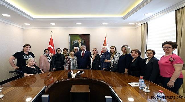 Türk Anneler Derneği Balıkesir Şube Başkanı Zekiye Seferbey Emniyet Genel Müdürümüz Sayın Celal Uzunkaya’yı Makamında Ziyaret Etti