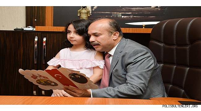 Adana İl Emniyet Müdürü Zafer Aktaş ve eşi Meryem Aktaş Hanımefendi ile birlikte Şehit Çocuklarımızın karne günü heyecanlarına ortak oldular 