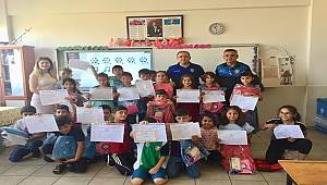 Antalya Polisi Öğrencilere Karne Hediyesi Verdi 