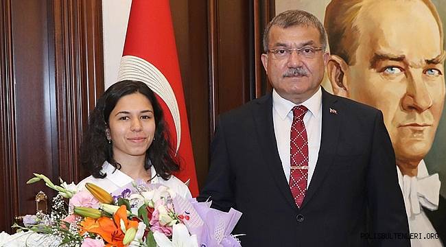 Türkiye Şampiyonu Milli Sporcumuz Gözde Öbke, Emniyet Genel Müdürümüz Sayın Celal Uzunkaya’yı Makamında Ziyaret Etti 