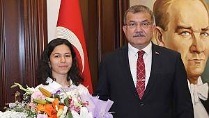 Türkiye Şampiyonu Milli Sporcumuz Gözde Öbke, Emniyet Genel Müdürümüz Sayın Celal Uzunkaya’yı Makamında Ziyaret Etti