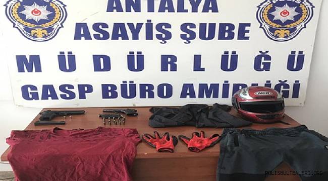 Antalya'da Kar Maskesi ile 2 Ayrı Markette Silahlı Yağma Olayına Karışan Şüpheliler Yakalandı