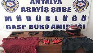 Antalya'da Kar Maskesi ile 2 Ayrı Markette Silahlı Yağma Olayına Karışan Şüpheliler Yakalandı