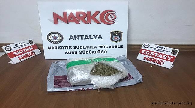 Antalya Aksu Çayı Kenarında Durdurulan Motosiklette 1 Şüpheli Esrar Maddesi İle Yakalandı 