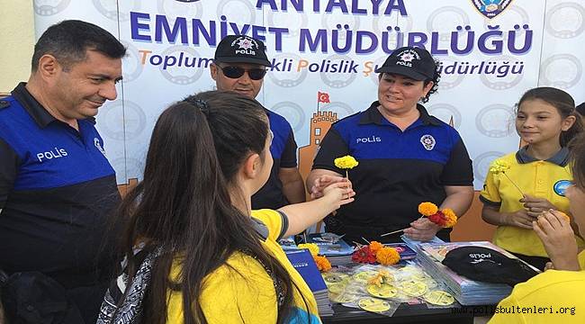 Antalya'da İlköğretim Haftası Kutlama Etkinliklerinde Öğrenci ve Velilere Bilgilendirme Çalışması Yapıldı 