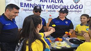 Antalya'da İlköğretim Haftası Kutlama Etkinliklerinde Öğrenci ve Velilere Bilgilendirme Çalışması Yapıldı 