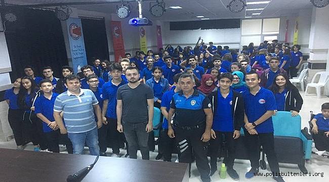 Antalya Polisi Öğrenci ve Öğretmenlere Yönelik Verdiği Seminerlerle Suç Konularında Bilgilendirmeler Yaptı 