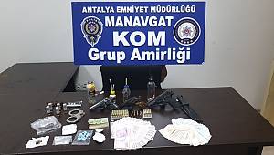 Manavgat İlçesinde Silah Ticareti, Uyuşturucu Madde Ticareti ve Resmi Belgede Sahtecilik” Suçundan 4 Şüpheli Yakalandı
