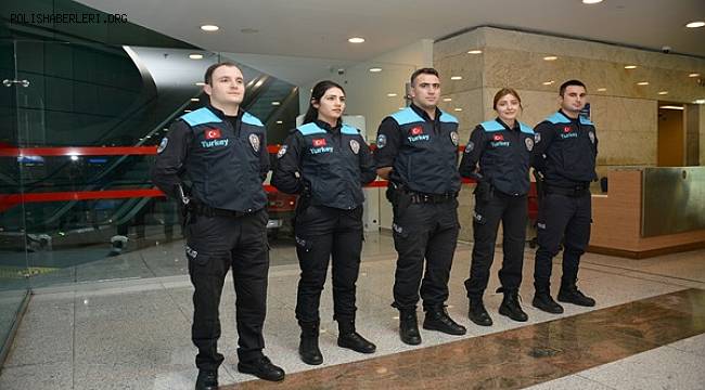 Pasaport Polisleri Artık Yolcuları Turkuaz Renkli Turkey Yazılı Yeleklerle Karşılıyor