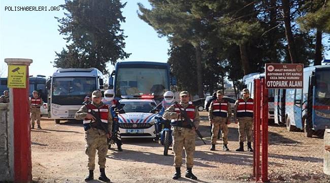 Deprem Sonrası Tutuklu ve Hükümlüler Jandarma Timlerinin Emniyet ve Refakatinde Sevk Edildi 