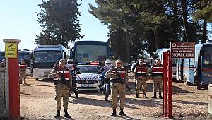 Deprem Sonrası Tutuklu ve Hükümlüler Jandarma Timlerinin Emniyet ve Refakatinde Sevk Edildi