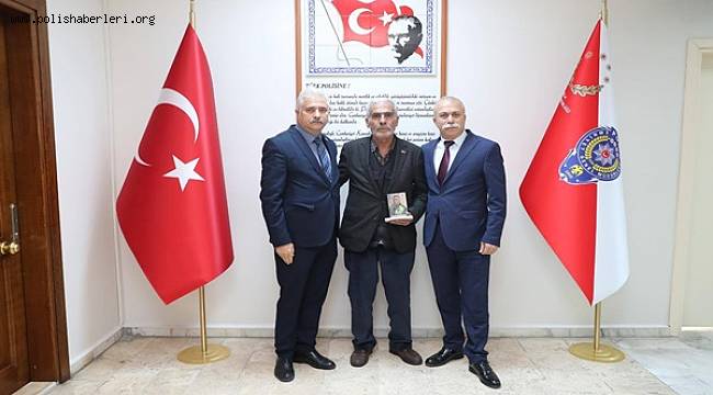  Emniyet Müdüründen Anlamlı Hediye 