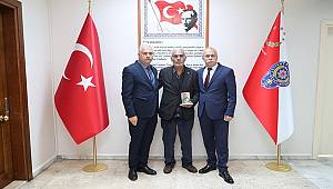  Emniyet Müdüründen Anlamlı Hediye 
