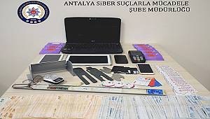 ATM Cihazlarına Kart Kopyalama Düzeneği Yerleştirerek Dolandırıcılık Yapan 2 Şüpheli Yakalandı