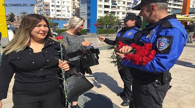 Antalya Polisi Dünya Kadınlar Günü Münasebetiyle Kadınlara Çiçek Verdi 