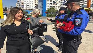 Antalya Polisi Dünya Kadınlar Günü Münasebetiyle Kadınlara Çiçek Verdi 