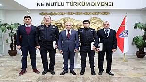 Muğla İl Emniyet Müdürümüzden Dolandırıcılık Çetesini Çökerten Personelimize Başarı Belgesi