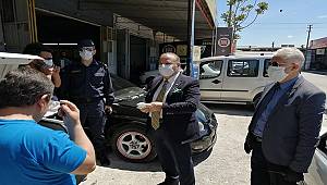 Menteşe Kaymakamı Vatandaşlara Maske Dağıttı 