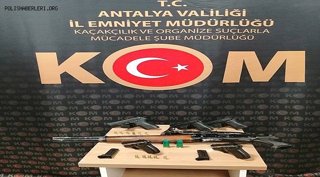 Antalya’da Ruhsatsız Tabanca Getirip Piyasaya Sürererek Silah Ticareti Yapan Şahıslar Yakalandı  