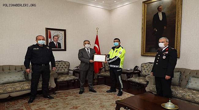 Konya Valimiz Sayın Cüneyit Orhan TOPRAK Tarafından Başarılı Trafik Görevlilerimize Başarı Belgesi Verildi 