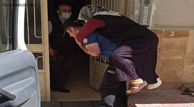 Tokat’ta, Ayağı Kırılan 65 Yaşındaki Saadet Çubukludere’yi Polisler Sırtında Hastaneye Taşıdı