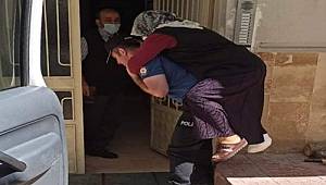 Tokat’ta, Ayağı Kırılan 65 Yaşındaki Saadet Çubukludere’yi Polisler Sırtında Hastaneye Taşıdı