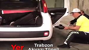 Trabzon’da Trafik Polisi Lastiği Patlayan Özel Gereksinimli Sürücünün Lastiğini Değişti 