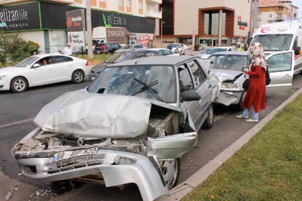 Aksaray'da 5 aracın karıştığı zincirleme kazada 9 yaralı 