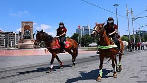 Atlı Polisler Taksim'de Denetim Yaptı 