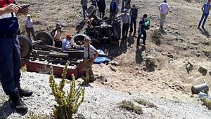 Devrilen Traktörün Sürücüsü Öldü, Eşi Yaralandı
