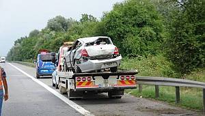 Düzce'de Otomobil bariyerlere çarptı: 5 yaralı 