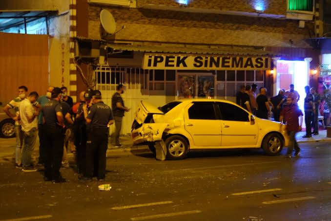 İzmir Konak'ta Trafik kazası 1'i polis 2 kişi yaralandı