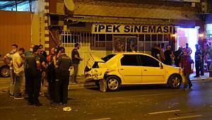 İzmir Konak'ta Trafik kazası 1'i polis 2 kişi yaralandı