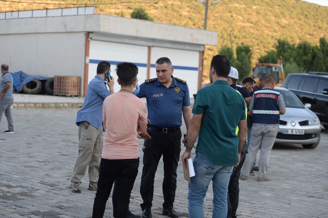 Mardin'de Uygulama noktasındaki trafik polislerine otomobil çarptı: 3 yaralı