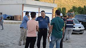 Mardin'de Uygulama noktasındaki trafik polislerine otomobil çarptı: 3 yaralı
