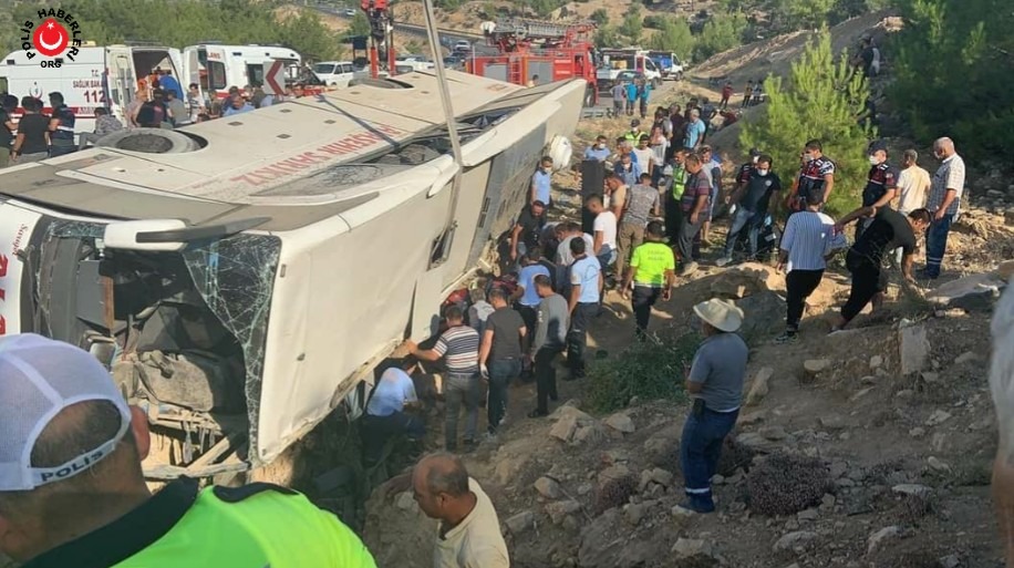 Mersin'de Asker Taşıyan Otobüs Devrildi 5 asker şehit oldu Çok Sayıda Yaralı Var 